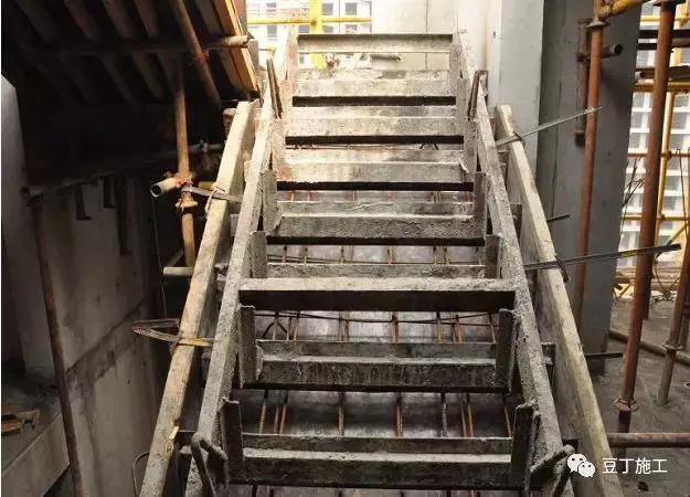 建筑楼梯模板施工没做好的，可以看看标准化做法，让你获益匪浅